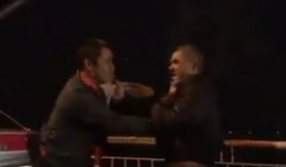 Mặc trời mưa, lái xe taxi hổ báo xuống xe gây sự tài xế xe máy